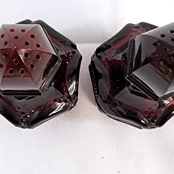 Vintage Avon 1876 Cape Cod Ruby Red Glass Salt & Pepper Shakers - Picture 2 of 3